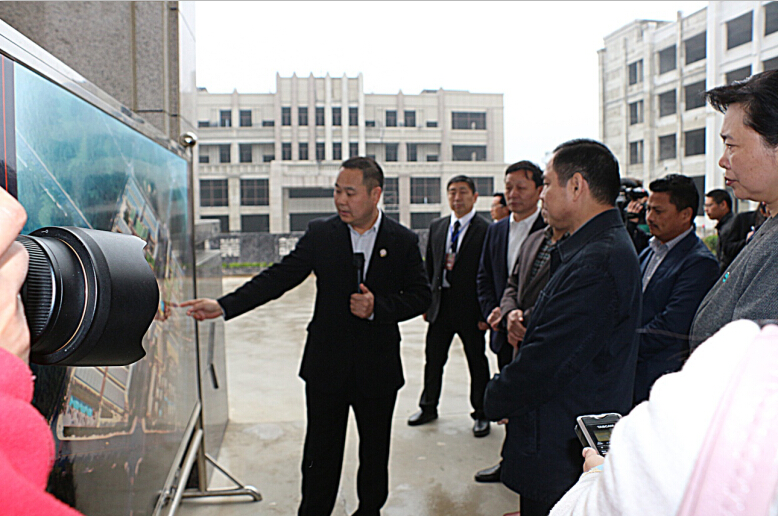 河南省委常委、常務副省長李克、副省長王艷玲到信陽天一美家產業園參觀指導