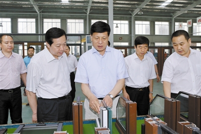河南省省長謝伏瞻到信陽國際家居產(chǎn)業(yè)小鎮(zhèn)調(diào)研，并參觀了天一美家集團(tuán)信陽天一窗業(yè)