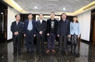 信陽市統(tǒng)戰(zhàn)部部長方波、副市長張明春、招商局局長王亞玲一行來我司參觀指導